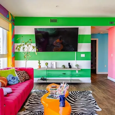 Colorful Penthouse Near Dtla Appartement